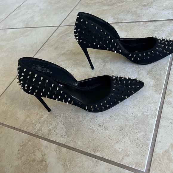 Brand new never worn Steve Madden black suede spike pumps size 7.5 M run small - Picture 4 of 4